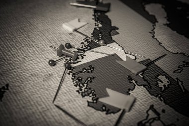 Norveç ve İsveç Avrupa haritası arka planında