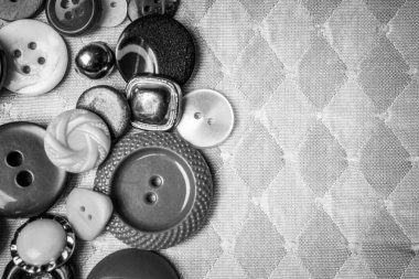 Kumaştan yapılmış bir arkaplanda farklı düğmeler