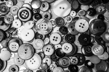 Kumaştan yapılmış bir arkaplanda farklı düğmeler