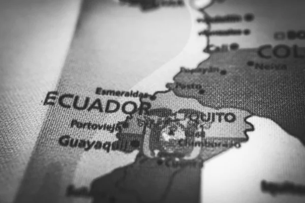 地図上のエクアドルの旗 — ストック写真