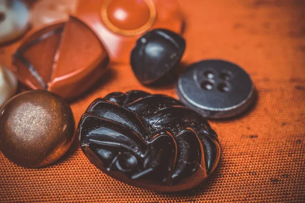 Kumaştan Yapılmış Bir Arkaplanda Farklı Düğmeler — Stok fotoğraf