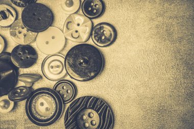 Kumaştan yapılmış bir arkaplanda farklı düğmeler