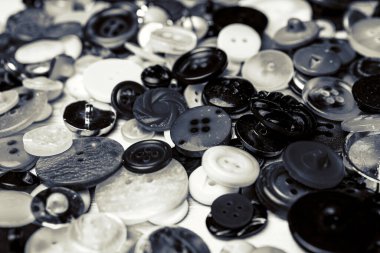 Kumaştan yapılmış bir arkaplanda farklı düğmeler