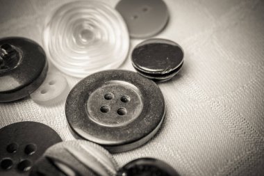 Kumaştan yapılmış bir arkaplanda farklı düğmeler