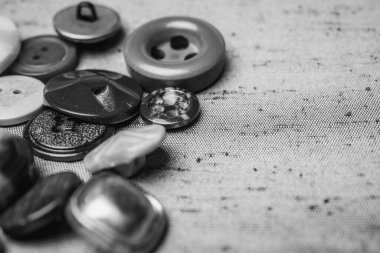 Kumaştan yapılmış bir arkaplanda farklı düğmeler