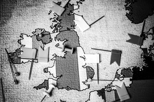 イギリスとヨーロッパ地図上の旗の背景 — ストック写真