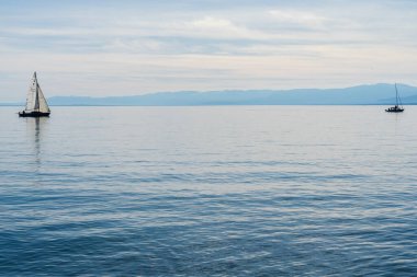 Cenevre Gölü 'ndeki yelkenli, inanılmaz manzara.