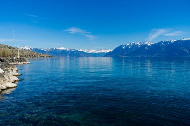 Cenevre Gölü ve dağların muhteşem manzarası