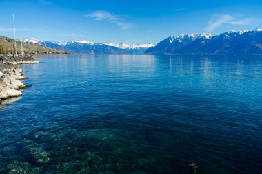 Cenevre Gölü ve dağların muhteşem manzarası