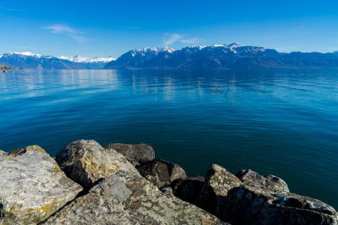 Cenevre Gölü ve dağların muhteşem manzarası