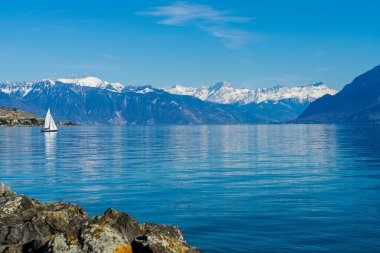 Cenevre Gölü 'ndeki yelkenli, inanılmaz manzara.