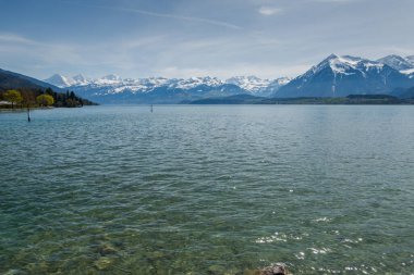 İsviçre 'de Thun Gölü, dağlar ve göl manzarası