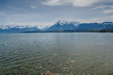 İsviçre 'de Thun Gölü, dağlar ve göl manzarası