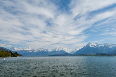 İsviçre 'de Thun Gölü, dağlar ve göl manzarası