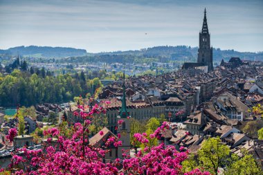 Baharda Bern şehrinin muhteşem manzarası.