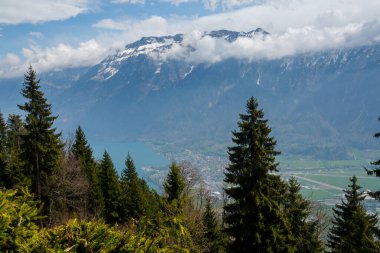 İsviçre 'deki Harder Kulm Dağı' ndan inanılmaz bir manzara. nefes kesici manzaralar.