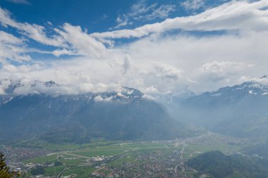 İsviçre 'deki Harder Kulm Dağı' ndan inanılmaz bir manzara. nefes kesici manzaralar.