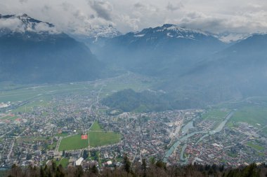 İsviçre 'deki Harder Kulm Dağı' ndan inanılmaz bir manzara. nefes kesici manzaralar.