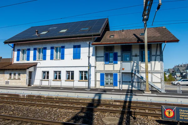 Tipik bir İsviçre köyündeki tren istasyonu.