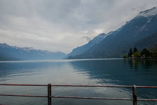 Schöne Landschaft Ufer Des Briennesees Ruhige Wasseroberfläche — Stockfoto