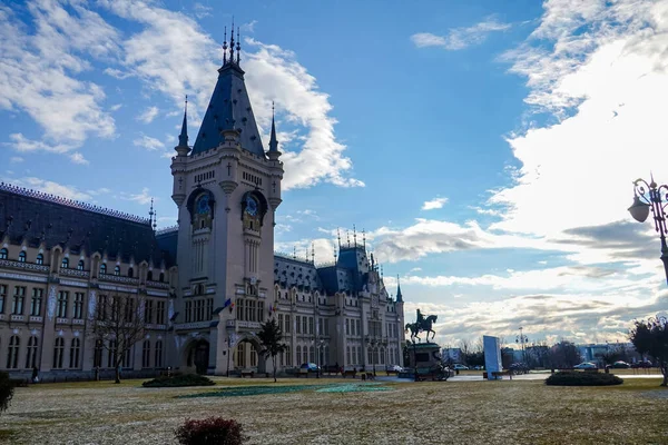 Romanya 'nın Iasi şehrinde güzel bir kale. Güzel mimari