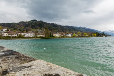 Thun ve Thun Gölü Bulutlu ve yağmurlu havalarda