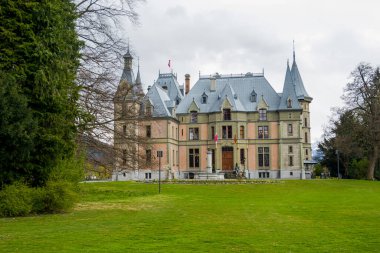 Thun ve Thun Gölü Bulutlu ve yağmurlu havalarda