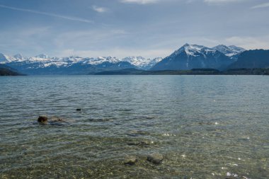 İsviçre 'de Thun Gölü, dağlar ve göl manzarası