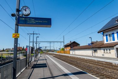 Tipik bir İsviçre köyündeki tren istasyonu.