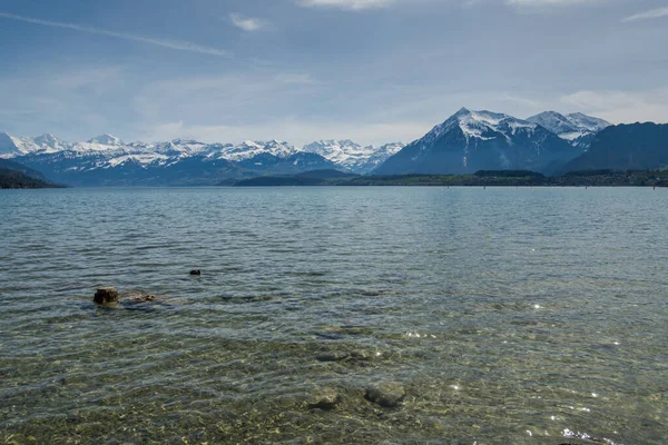 İsviçre 'de Thun Gölü, dağlar ve göl manzarası