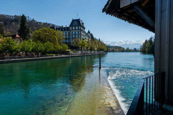 Thun Şehrinin Sviçre Deki Nehrin Güzel Manzarası — Stok fotoğraf