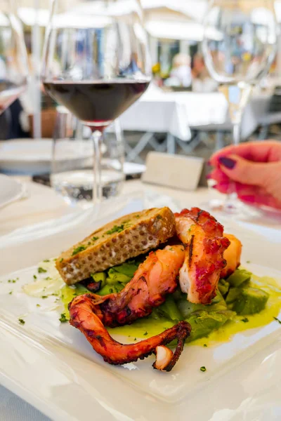 Grilled Squid Vegetables Bread White Plate — Stock Photo, Image