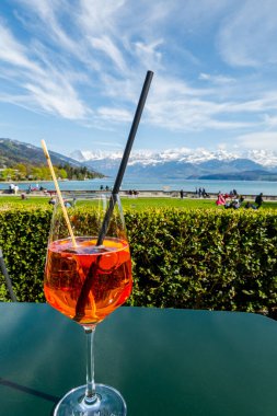 Thun Gölü 'ndeki bir kafede Aperol kokteyli.