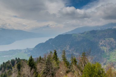 İsviçre 'deki Harder Kulm Dağı' ndan inanılmaz bir manzara. nefes kesici manzaralar.