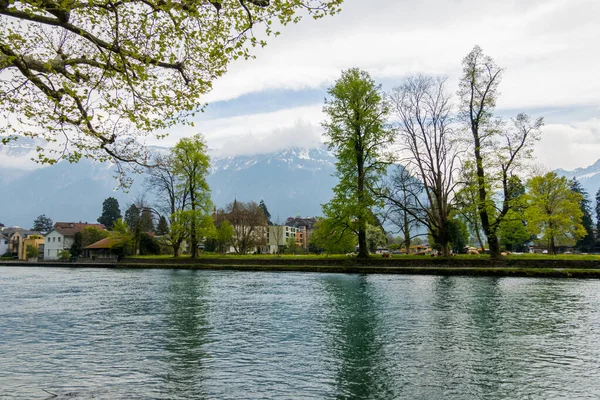 Miasto Interlaken Nabrzeże Rzeki Przepiękne Krajobrazy — Zdjęcie stockowe
