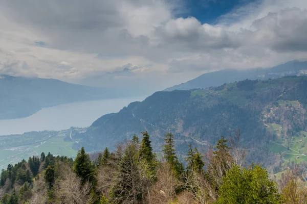 İsviçre 'deki Harder Kulm Dağı' ndan inanılmaz bir manzara. nefes kesici manzaralar.