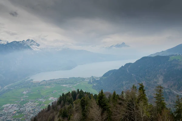 Bernese Alpleri 'nin inanılmaz manzarası. Arka plan doğa, özgürlük
