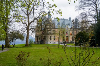 Thun ve Thun Gölü Bulutlu ve yağmurlu havalarda