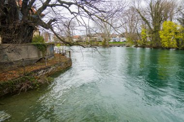 Thun ve Thun Gölü Bulutlu ve yağmurlu havalarda