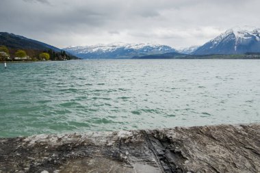 Thun ve Thun Gölü Bulutlu ve yağmurlu havalarda