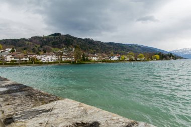 Thun ve Thun Gölü Bulutlu ve yağmurlu havalarda