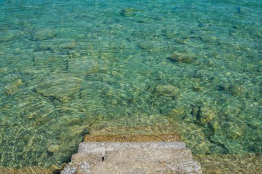 İsviçre 'de Thun Gölü, dağlar ve göl manzarası