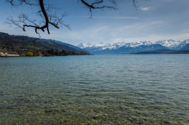 İsviçre 'de Thun Gölü, dağlar ve göl manzarası