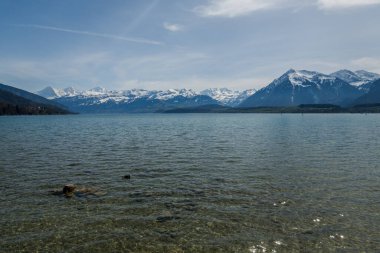 İsviçre 'de Thun Gölü, dağlar ve göl manzarası