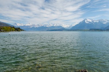 İsviçre 'de Thun Gölü, dağlar ve göl manzarası