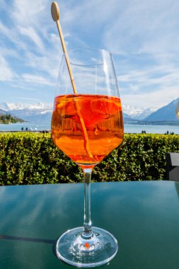 Thun Gölü 'ndeki bir kafede Aperol kokteyli.