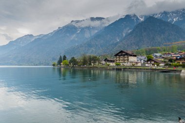 Brienne Gölü kıyılarında güzel bir manzara. Sakin su yüzeyi