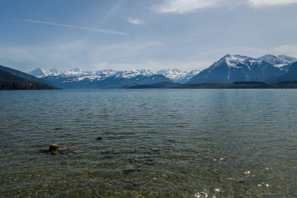 İsviçre 'de Thun Gölü, dağlar ve göl manzarası