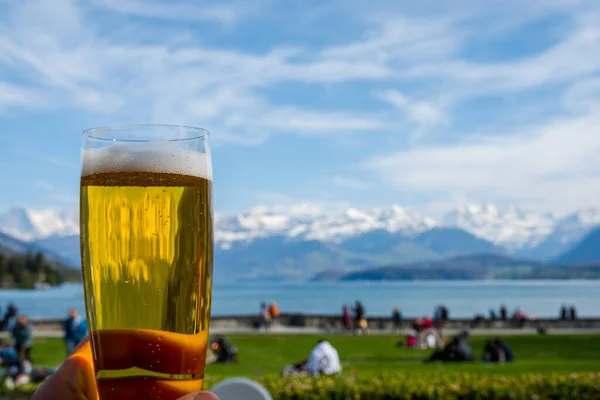 Thun Gölü Nün Arkasında Bir Bardak Bira — Stok fotoğraf