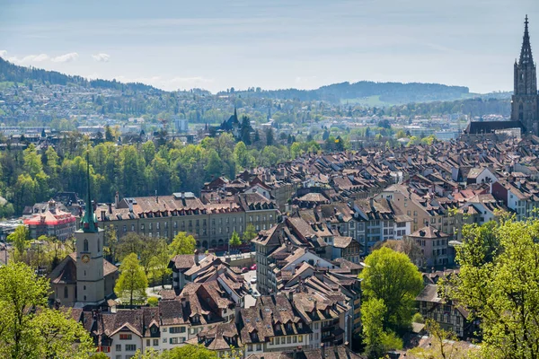 Baharda Bern şehrinin muhteşem manzarası.